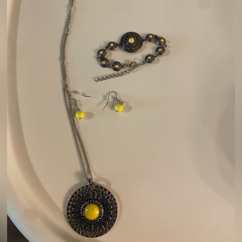 Yellow necklace and bracelet